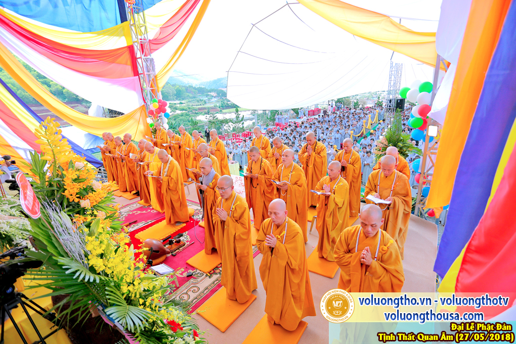 hinh-anh-dai-le-phat-dan-va-le-tam-phat-ngay-27-5-2018-dl-chua-quan-the-am-duc-trong-lam-dong-25.jpg