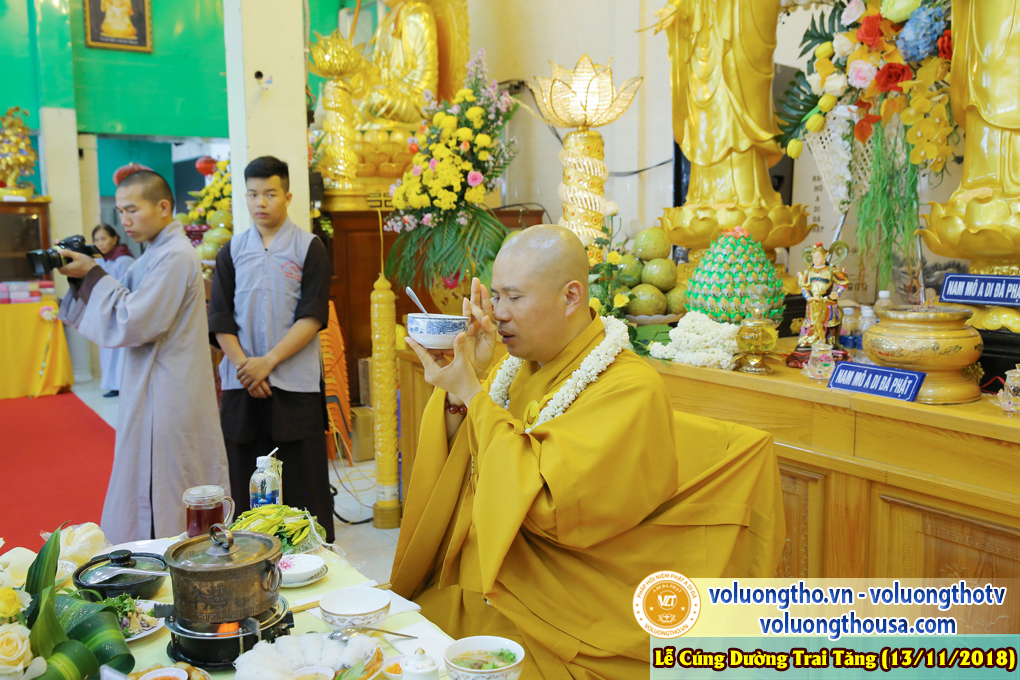 hinh-anh-le-cung-duong-trai-tang-tai-chua-quan-the-am-ngay-13-11-2018-chua-quan-the-am-duc-trong-lam-dong-32.jpg