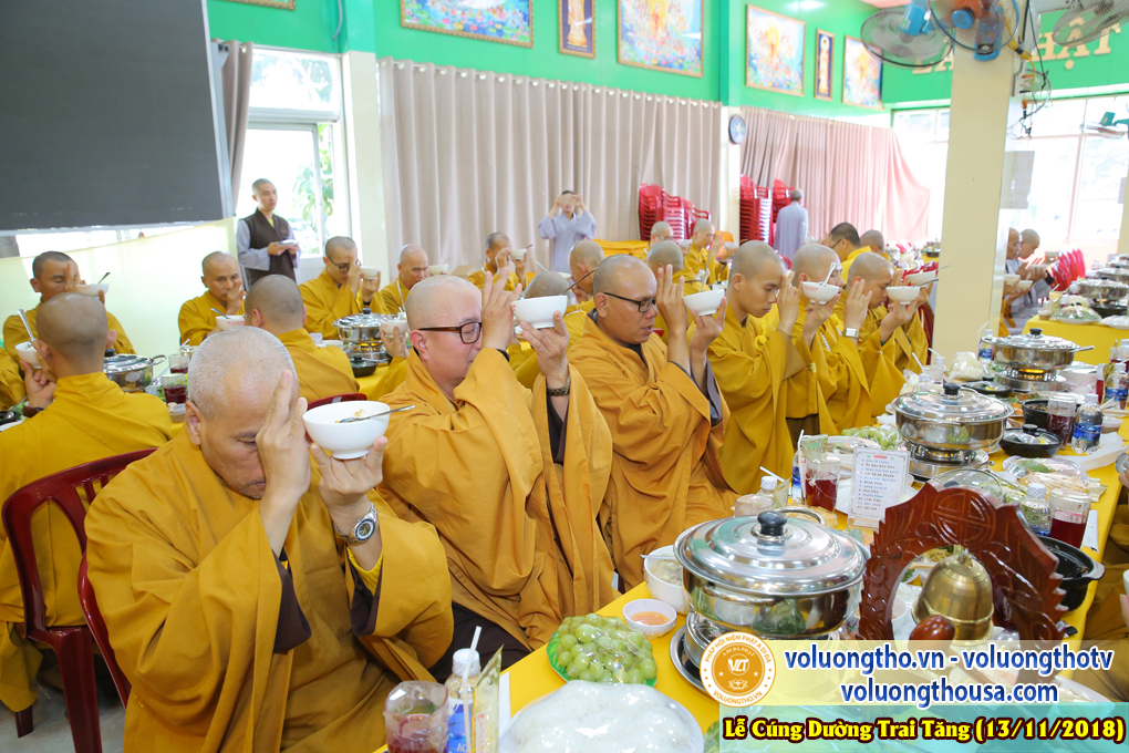 hinh-anh-le-cung-duong-trai-tang-tai-chua-quan-the-am-ngay-13-11-2018-chua-quan-the-am-duc-trong-lam-dong-33.jpg
