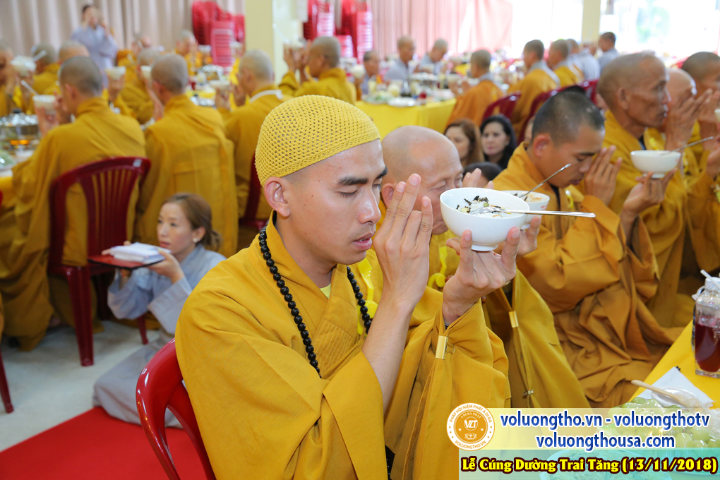 hinh-anh-le-cung-duong-trai-tang-tai-chua-quan-the-am-ngay-13-11-2018-chua-quan-the-am-duc-trong-lam-dong-35.jpg
