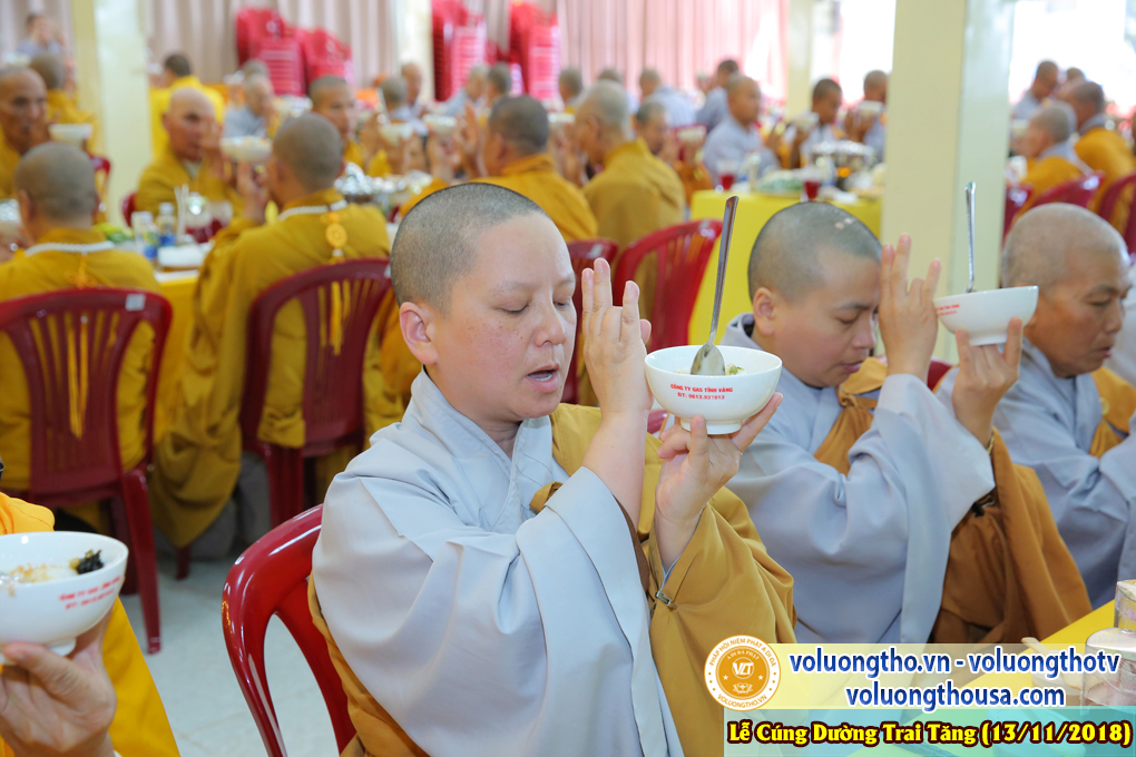hinh-anh-le-cung-duong-trai-tang-tai-chua-quan-the-am-ngay-13-11-2018-chua-quan-the-am-duc-trong-lam-dong-36.jpg