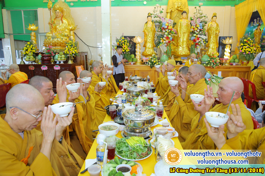hinh-anh-le-cung-duong-trai-tang-tai-chua-quan-the-am-ngay-13-11-2018-chua-quan-the-am-duc-trong-lam-dong-37.jpg
