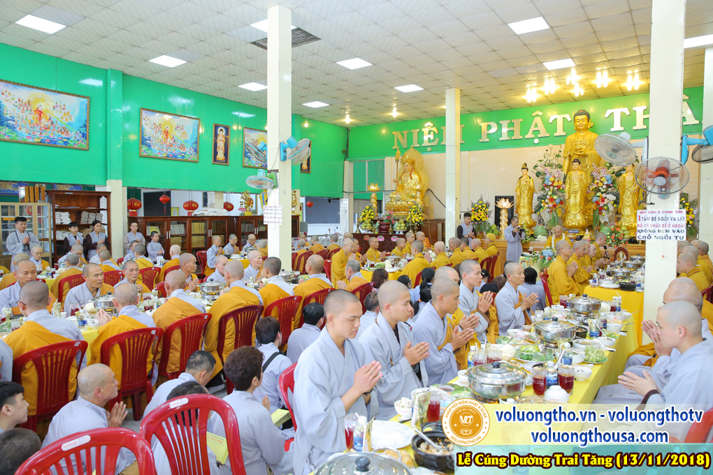 hinh-anh-le-cung-duong-trai-tang-tai-chua-quan-the-am-ngay-13-11-2018-chua-quan-the-am-duc-trong-lam-dong-41.jpg