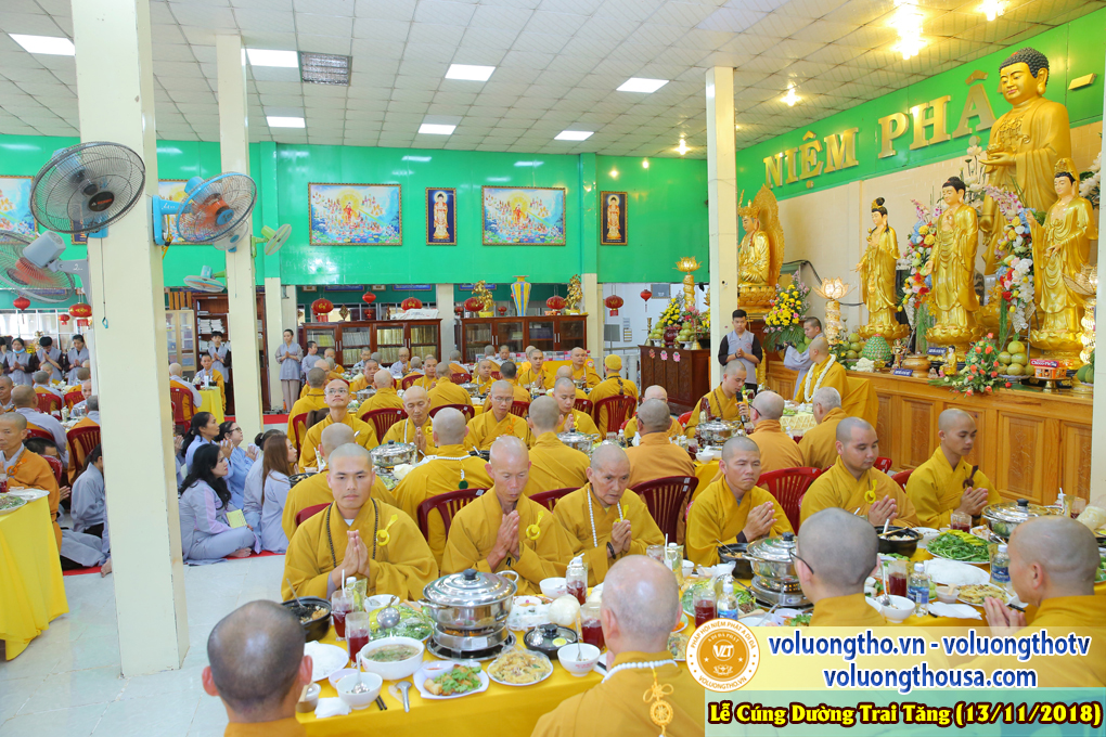 hinh-anh-le-cung-duong-trai-tang-tai-chua-quan-the-am-ngay-13-11-2018-chua-quan-the-am-duc-trong-lam-dong-42.jpg