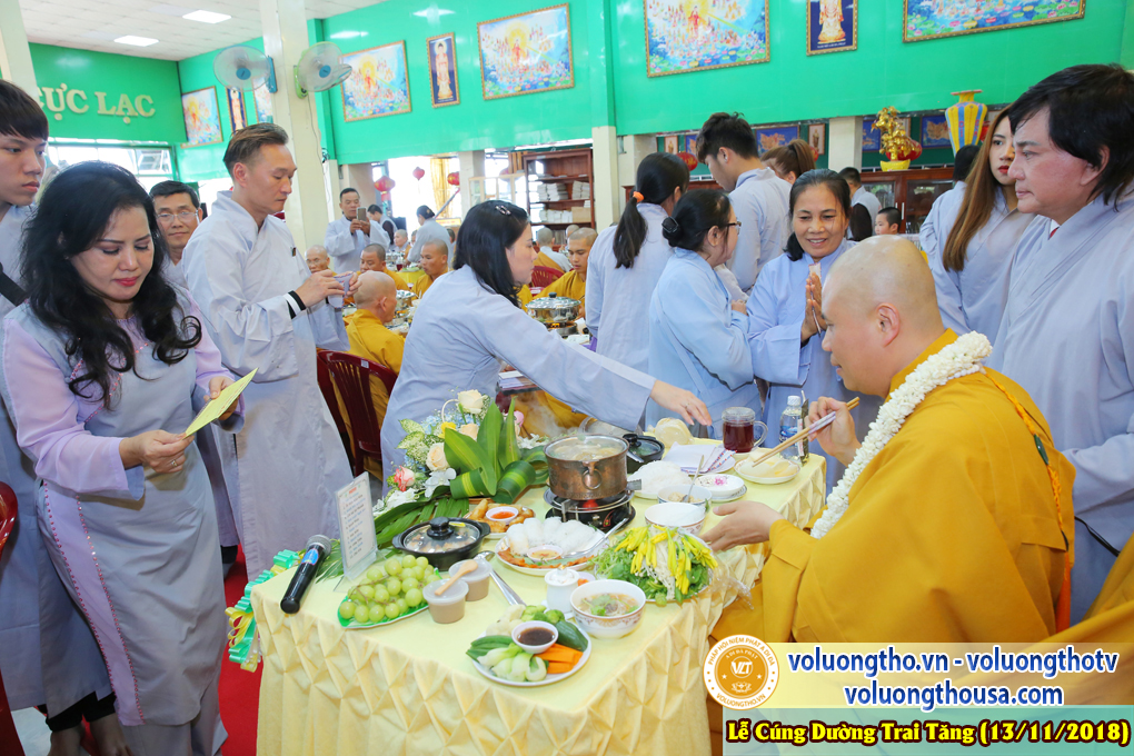 hinh-anh-le-cung-duong-trai-tang-tai-chua-quan-the-am-ngay-13-11-2018-chua-quan-the-am-duc-trong-lam-dong-46.jpg