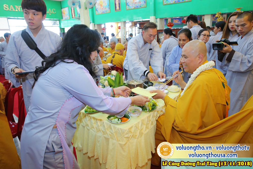 hinh-anh-le-cung-duong-trai-tang-tai-chua-quan-the-am-ngay-13-11-2018-chua-quan-the-am-duc-trong-lam-dong-47.jpg