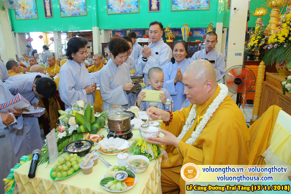 hinh-anh-le-cung-duong-trai-tang-tai-chua-quan-the-am-ngay-13-11-2018-chua-quan-the-am-duc-trong-lam-dong-48.jpg