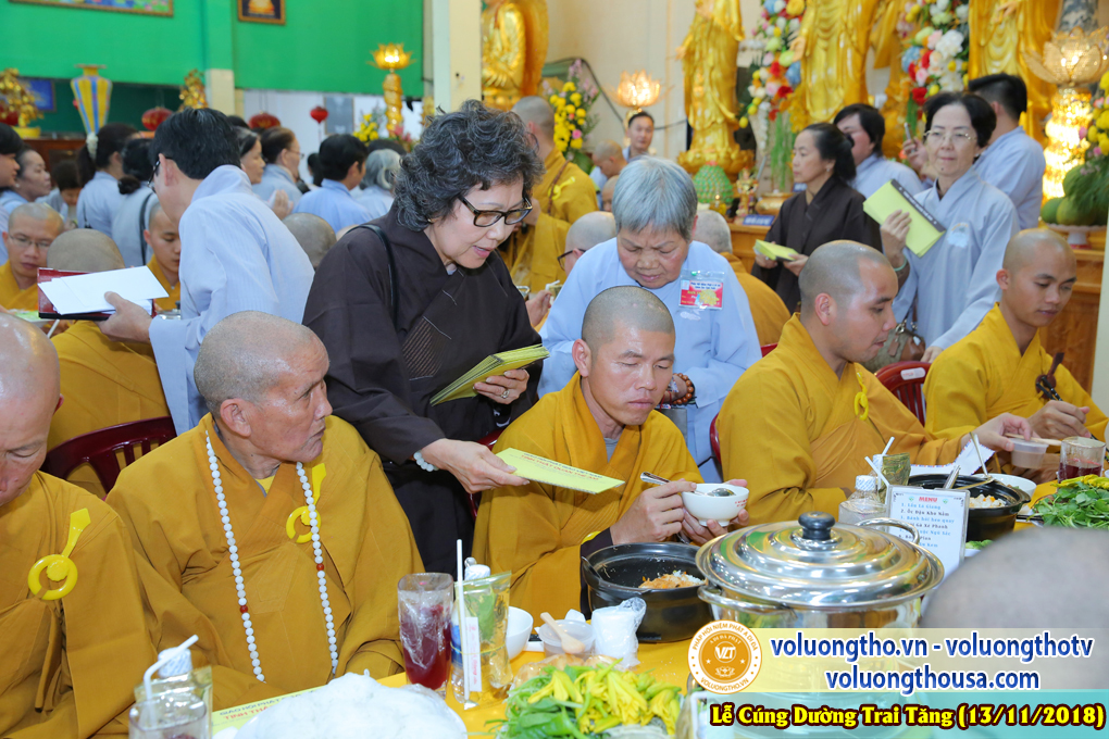 hinh-anh-le-cung-duong-trai-tang-tai-chua-quan-the-am-ngay-13-11-2018-chua-quan-the-am-duc-trong-lam-dong-49.jpg