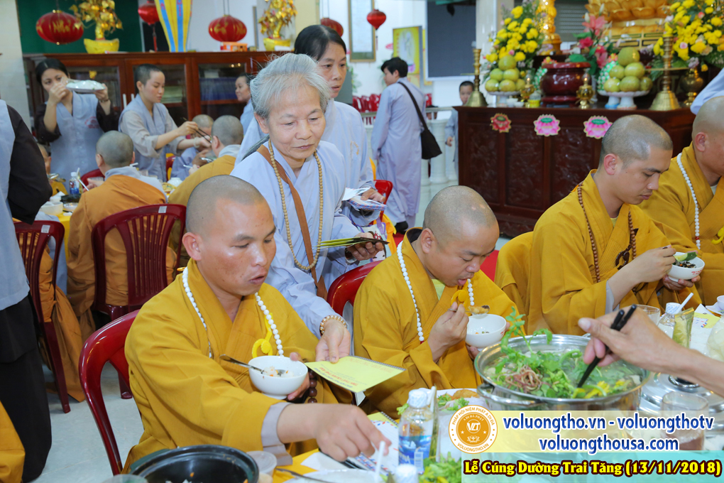 hinh-anh-le-cung-duong-trai-tang-tai-chua-quan-the-am-ngay-13-11-2018-chua-quan-the-am-duc-trong-lam-dong-50.jpg