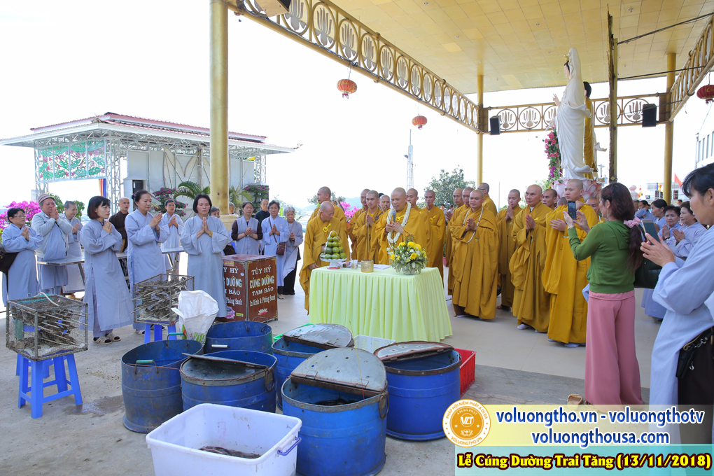 hinh-anh-le-cung-duong-trai-tang-tai-chua-quan-the-am-ngay-13-11-2018-chua-quan-the-am-duc-trong-lam-dong-54.jpg