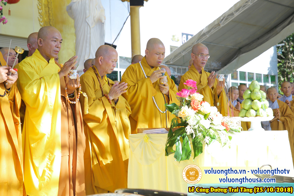 hinh-anh-le-cung-duong-trai-tang-tai-chua-quan-the-am-ngay-25-10-2018-chua-quan-the-am-duc-trong-lam-dong-20.jpg