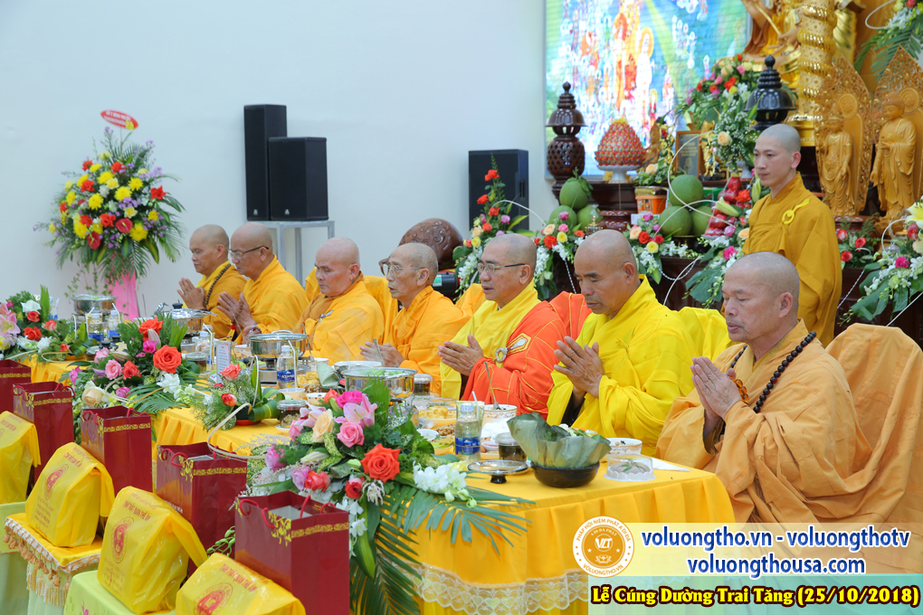 hinh-anh-le-cung-duong-trai-tang-tai-chua-quan-the-am-ngay-25-10-2018-chua-quan-the-am-duc-trong-lam-dong-70.jpg