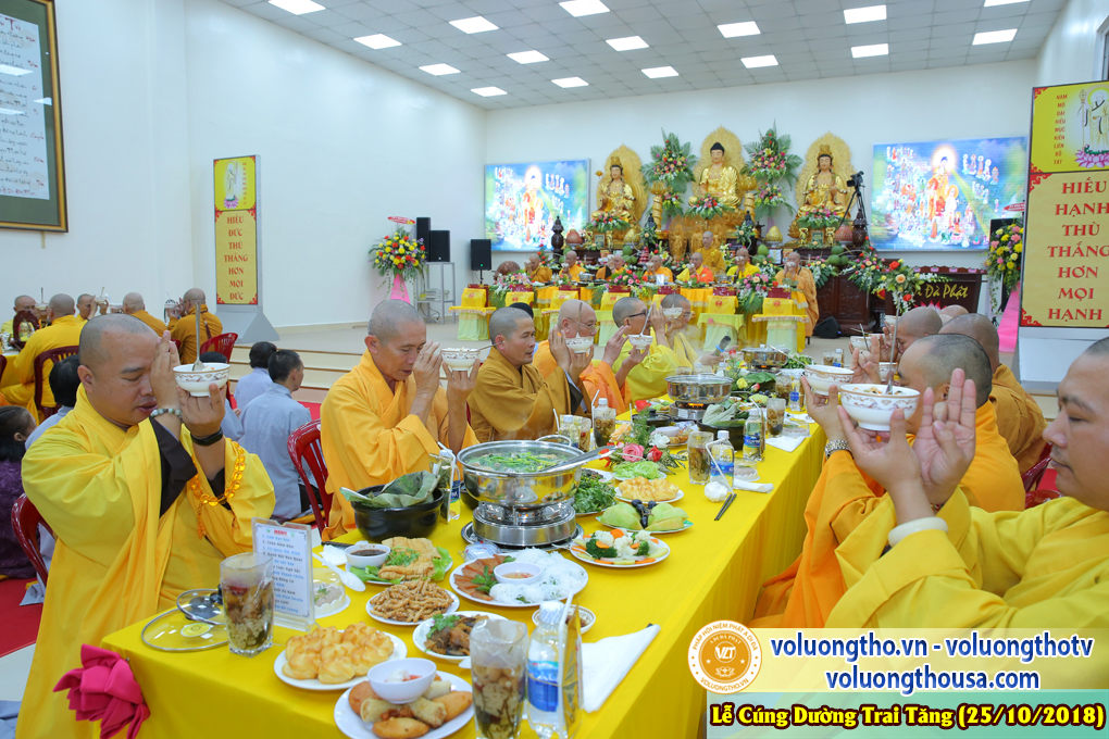 hinh-anh-le-cung-duong-trai-tang-tai-chua-quan-the-am-ngay-25-10-2018-chua-quan-the-am-duc-trong-lam-dong-71.jpg