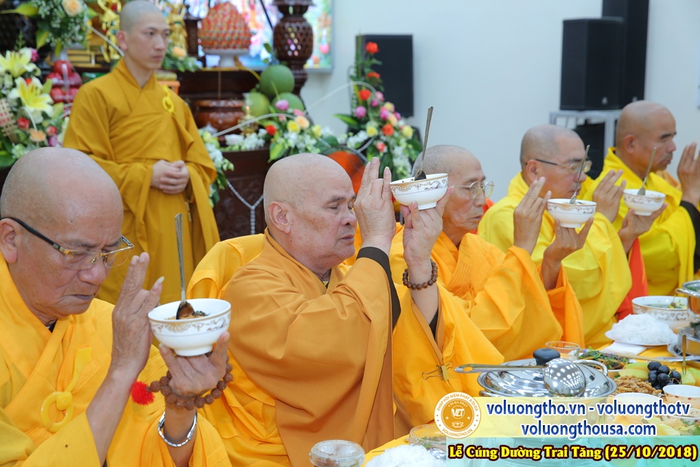 hinh-anh-le-cung-duong-trai-tang-tai-chua-quan-the-am-ngay-25-10-2018-chua-quan-the-am-duc-trong-lam-dong-73.jpg
