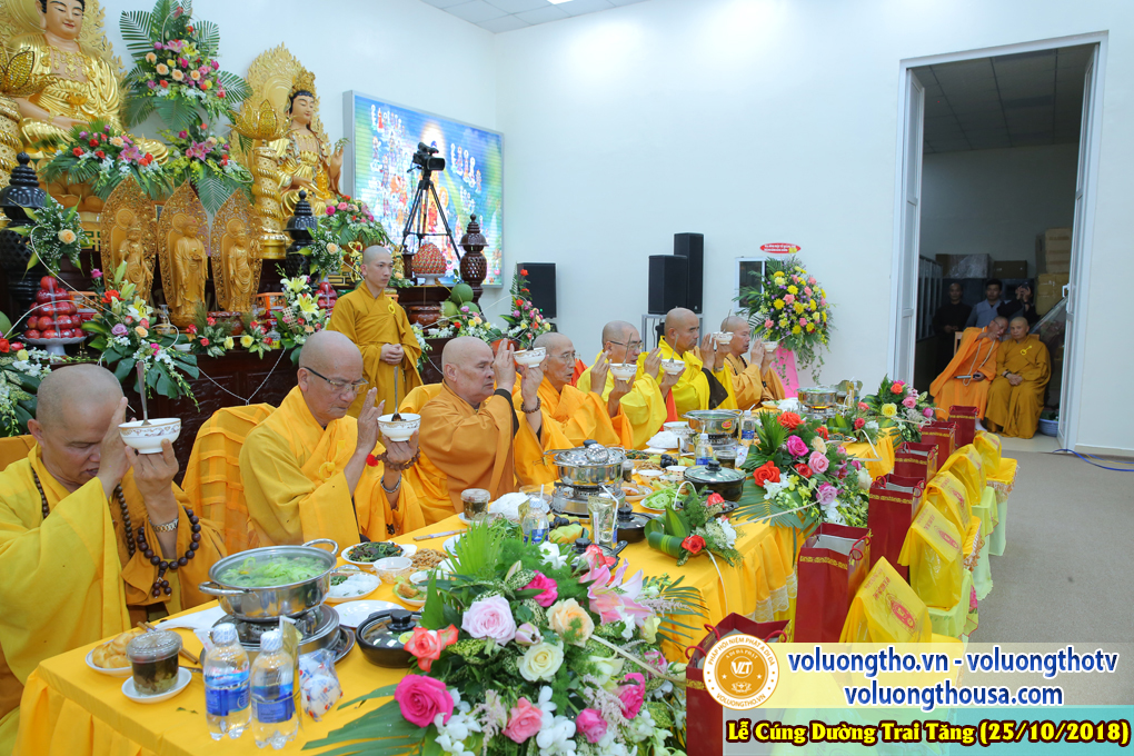 hinh-anh-le-cung-duong-trai-tang-tai-chua-quan-the-am-ngay-25-10-2018-chua-quan-the-am-duc-trong-lam-dong-74.jpg