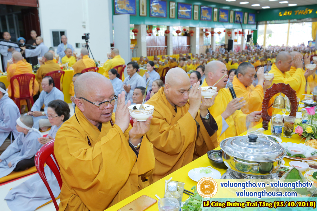 hinh-anh-le-cung-duong-trai-tang-tai-chua-quan-the-am-ngay-25-10-2018-chua-quan-the-am-duc-trong-lam-dong-75.jpg