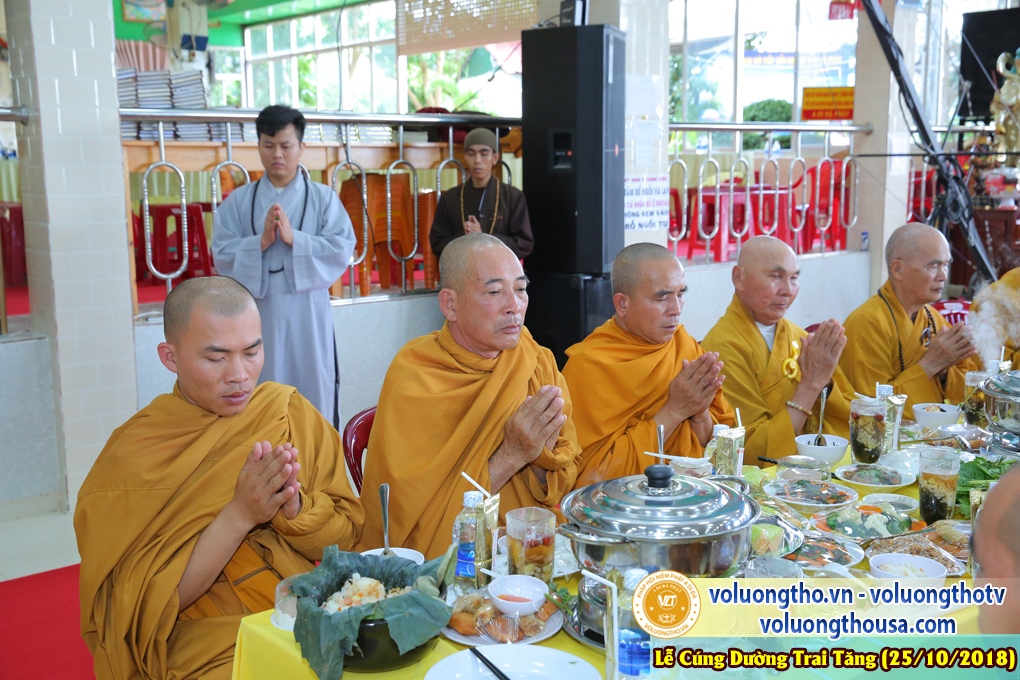 hinh-anh-le-cung-duong-trai-tang-tai-chua-quan-the-am-ngay-25-10-2018-chua-quan-the-am-duc-trong-lam-dong-79.jpg