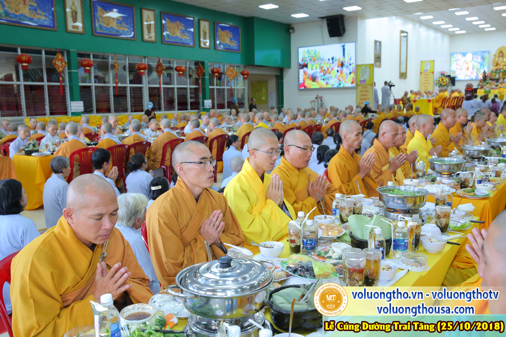 hinh-anh-le-cung-duong-trai-tang-tai-chua-quan-the-am-ngay-25-10-2018-chua-quan-the-am-duc-trong-lam-dong-80.jpg