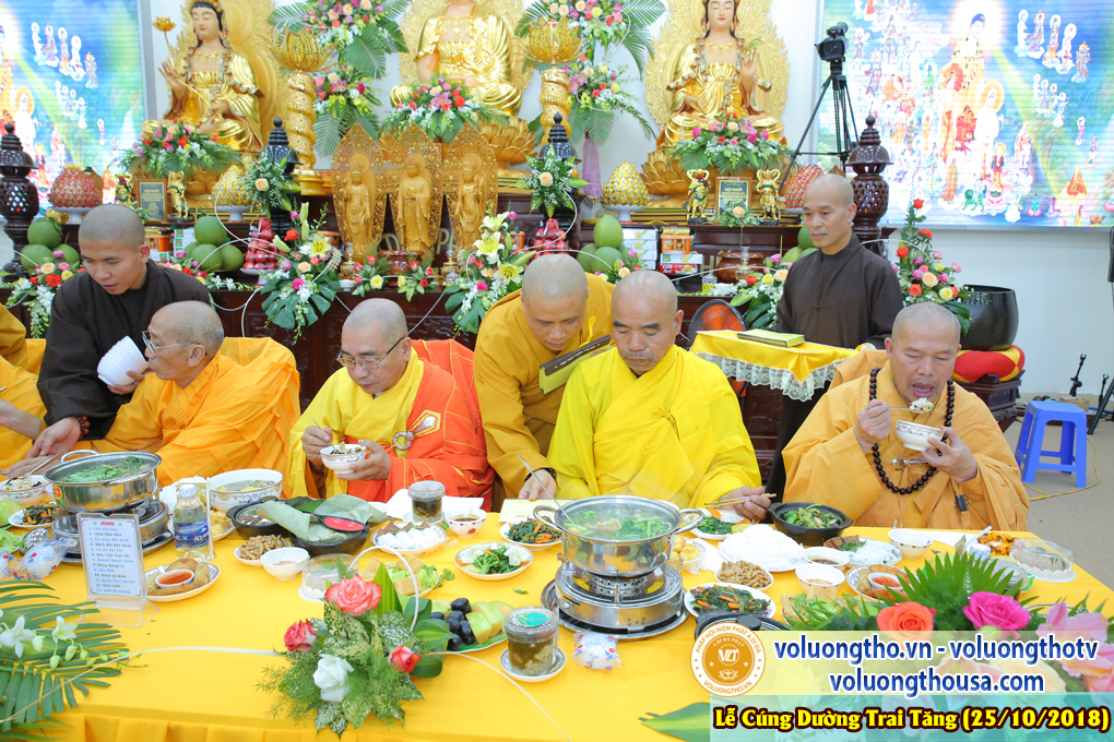 hinh-anh-le-cung-duong-trai-tang-tai-chua-quan-the-am-ngay-25-10-2018-chua-quan-the-am-duc-trong-lam-dong-84.jpg