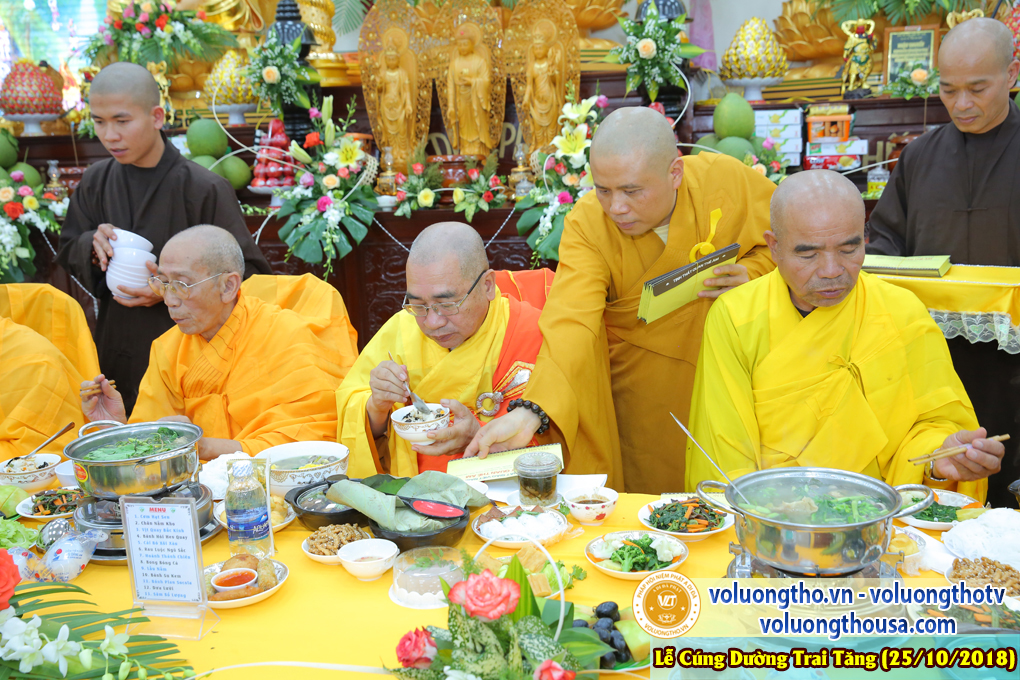 hinh-anh-le-cung-duong-trai-tang-tai-chua-quan-the-am-ngay-25-10-2018-chua-quan-the-am-duc-trong-lam-dong-85.jpg