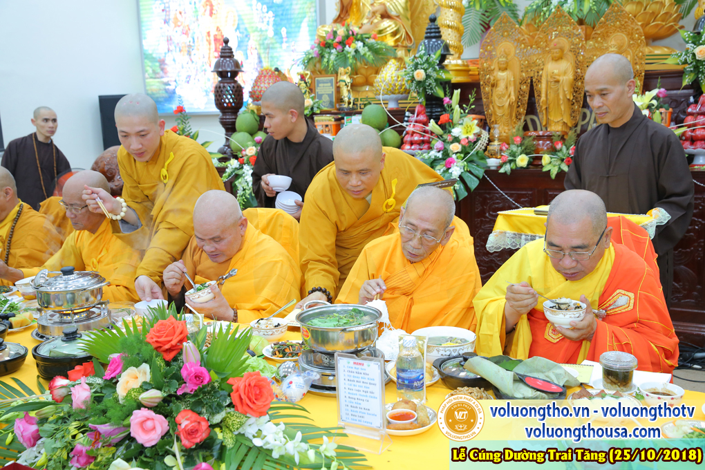 hinh-anh-le-cung-duong-trai-tang-tai-chua-quan-the-am-ngay-25-10-2018-chua-quan-the-am-duc-trong-lam-dong-86.jpg