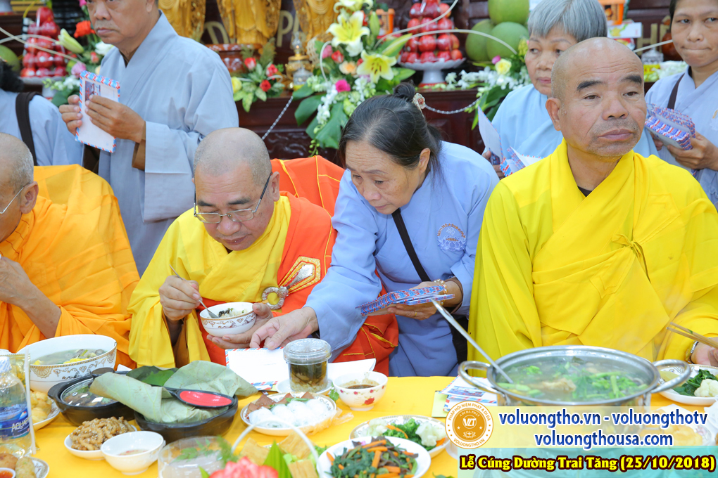hinh-anh-le-cung-duong-trai-tang-tai-chua-quan-the-am-ngay-25-10-2018-chua-quan-the-am-duc-trong-lam-dong-90.jpg