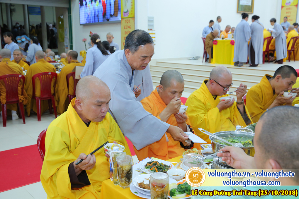 hinh-anh-le-cung-duong-trai-tang-tai-chua-quan-the-am-ngay-25-10-2018-chua-quan-the-am-duc-trong-lam-dong-93.jpg