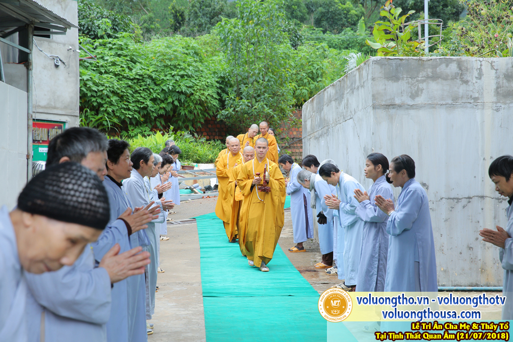 hinh-anh-le-tri-an-ong-ba-cha-me-va-su-truong-ngay-21-7-2018-chua-quan-the-am-duc-trong-lam-dong-1.jpg