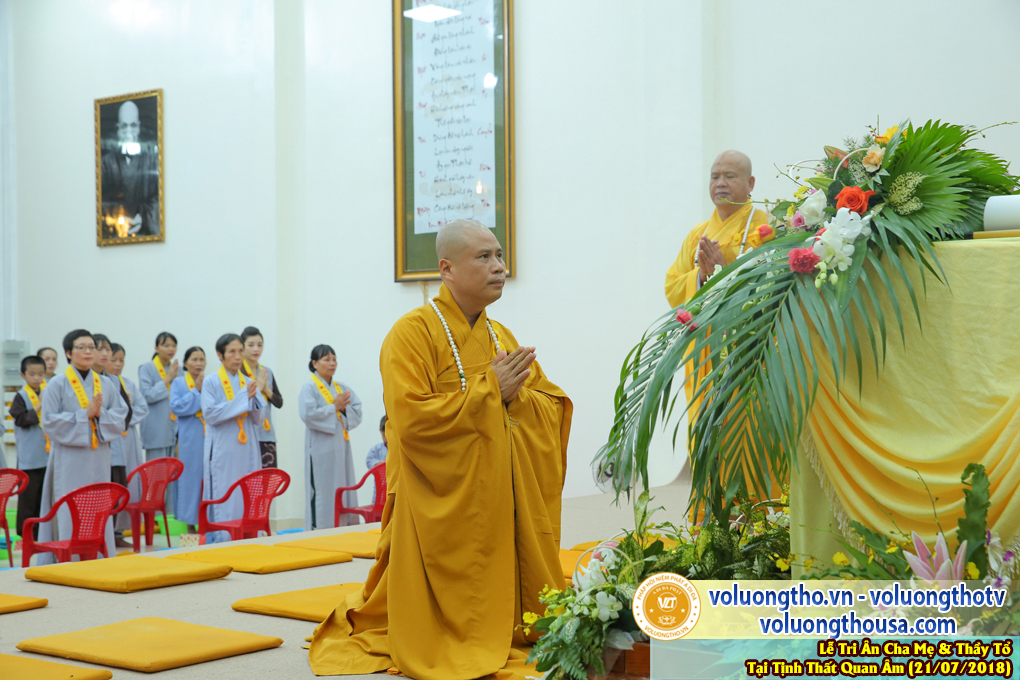 hinh-anh-le-tri-an-ong-ba-cha-me-va-su-truong-ngay-21-7-2018-chua-quan-the-am-duc-trong-lam-dong-10.jpg