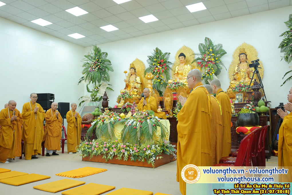 hinh-anh-le-tri-an-ong-ba-cha-me-va-su-truong-ngay-21-7-2018-chua-quan-the-am-duc-trong-lam-dong-11.jpg