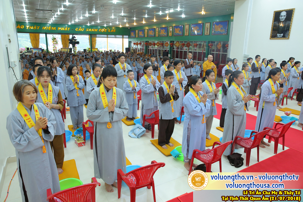hinh-anh-le-tri-an-ong-ba-cha-me-va-su-truong-ngay-21-7-2018-chua-quan-the-am-duc-trong-lam-dong-12.jpg