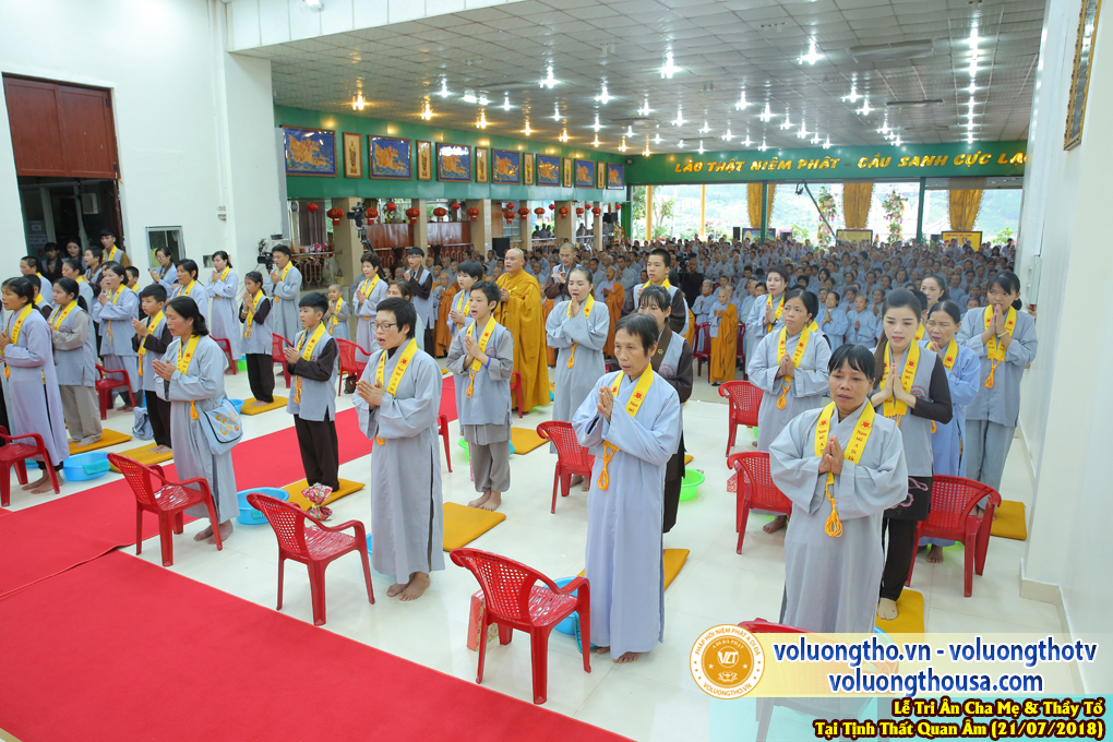 hinh-anh-le-tri-an-ong-ba-cha-me-va-su-truong-ngay-21-7-2018-chua-quan-the-am-duc-trong-lam-dong-13.jpg