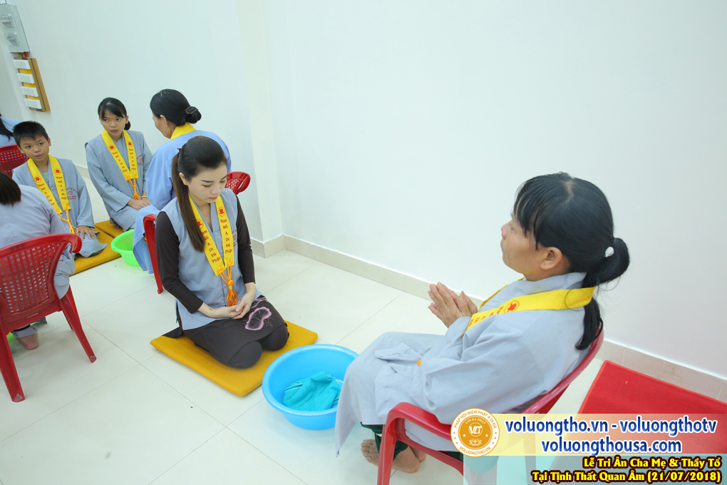 hinh-anh-le-tri-an-ong-ba-cha-me-va-su-truong-ngay-21-7-2018-chua-quan-the-am-duc-trong-lam-dong-15.jpg