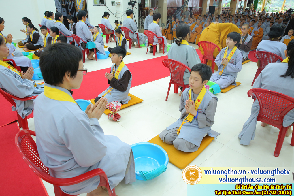 hinh-anh-le-tri-an-ong-ba-cha-me-va-su-truong-ngay-21-7-2018-chua-quan-the-am-duc-trong-lam-dong-16.jpg
