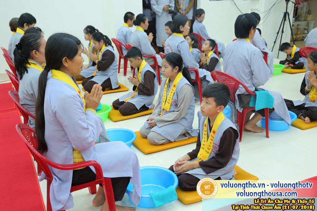 hinh-anh-le-tri-an-ong-ba-cha-me-va-su-truong-ngay-21-7-2018-chua-quan-the-am-duc-trong-lam-dong-17.jpg