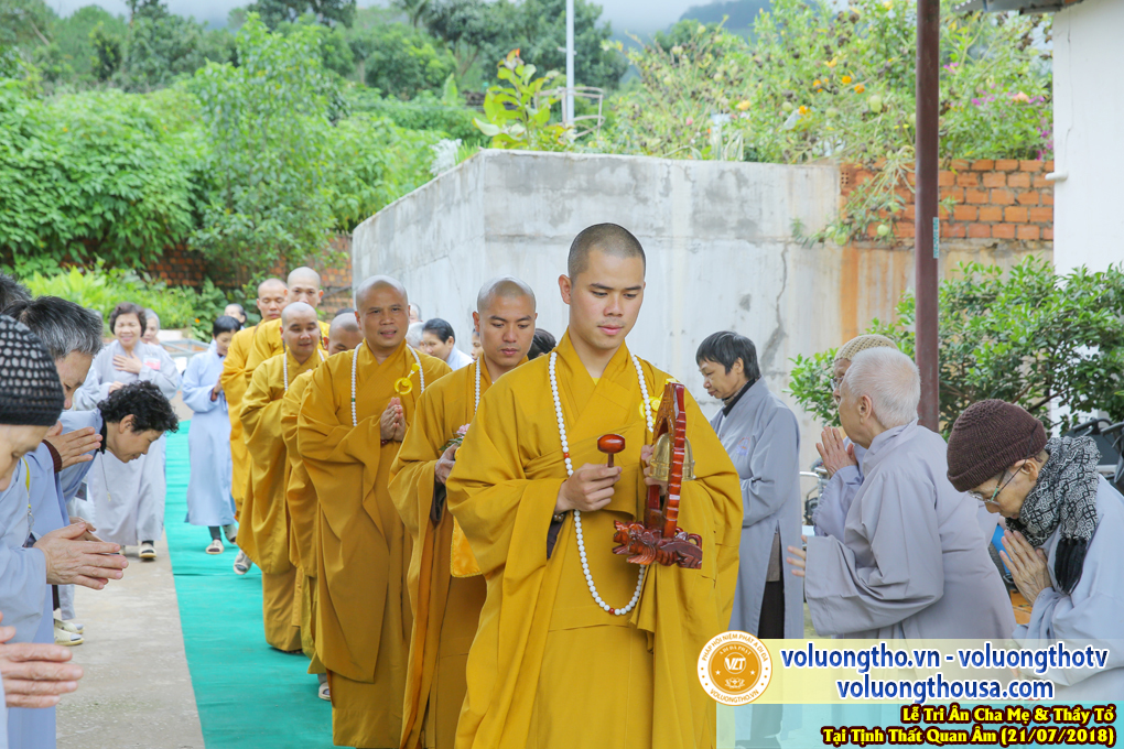 hinh-anh-le-tri-an-ong-ba-cha-me-va-su-truong-ngay-21-7-2018-chua-quan-the-am-duc-trong-lam-dong-18.jpg
