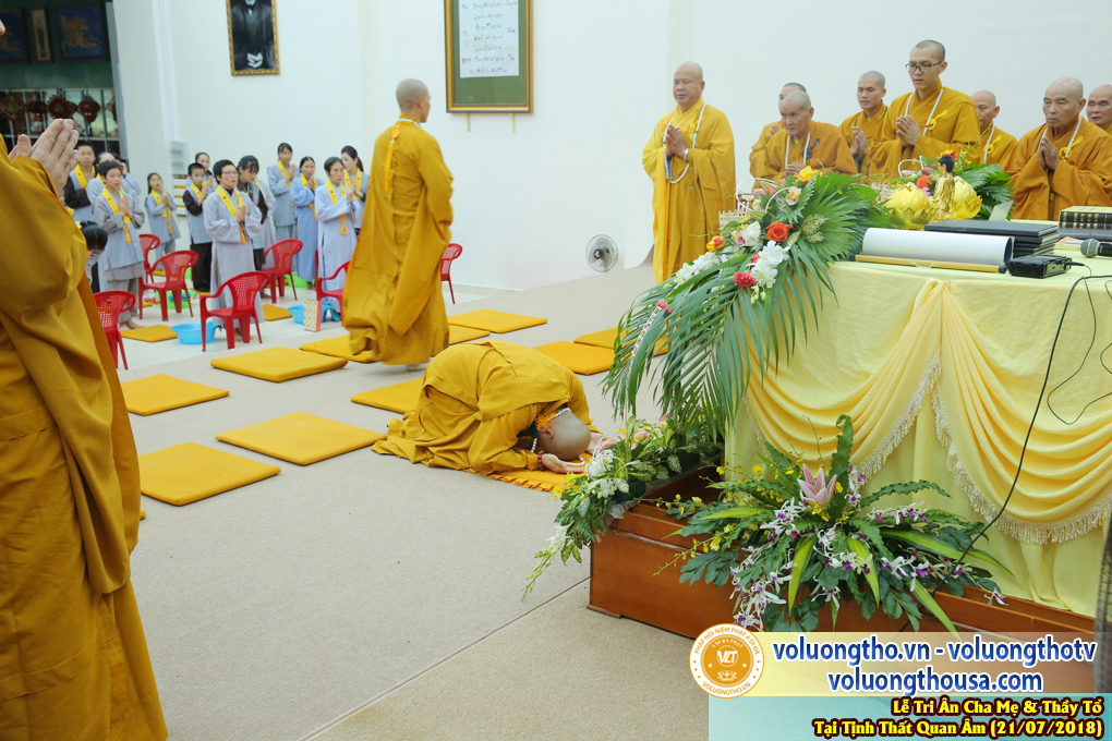 hinh-anh-le-tri-an-ong-ba-cha-me-va-su-truong-ngay-21-7-2018-chua-quan-the-am-duc-trong-lam-dong-2.jpg