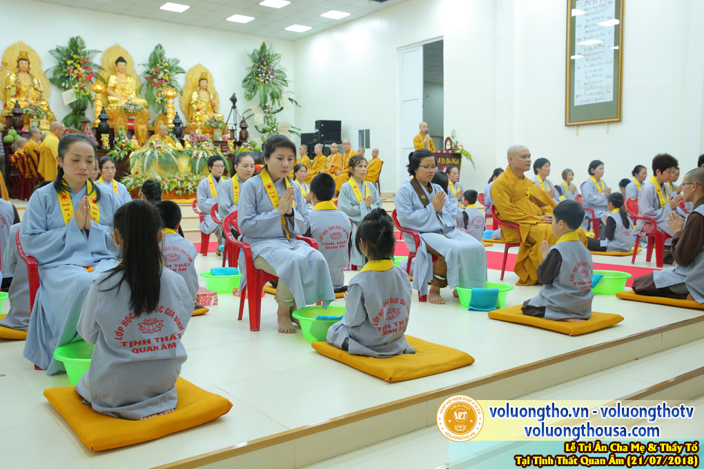 hinh-anh-le-tri-an-ong-ba-cha-me-va-su-truong-ngay-21-7-2018-chua-quan-the-am-duc-trong-lam-dong-20.jpg