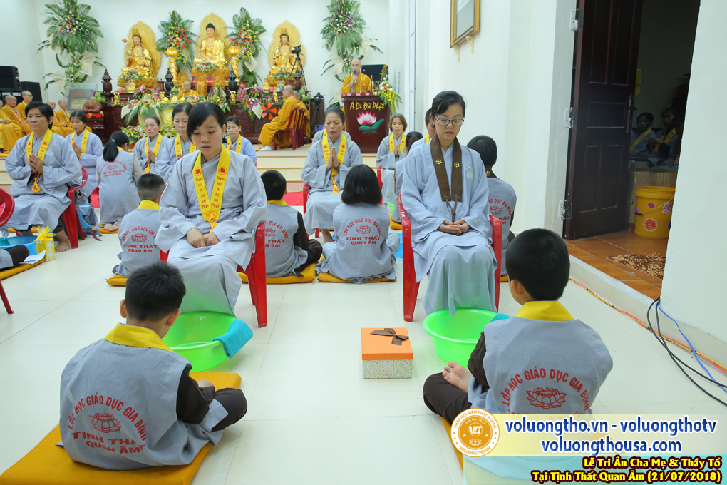 hinh-anh-le-tri-an-ong-ba-cha-me-va-su-truong-ngay-21-7-2018-chua-quan-the-am-duc-trong-lam-dong-21.jpg