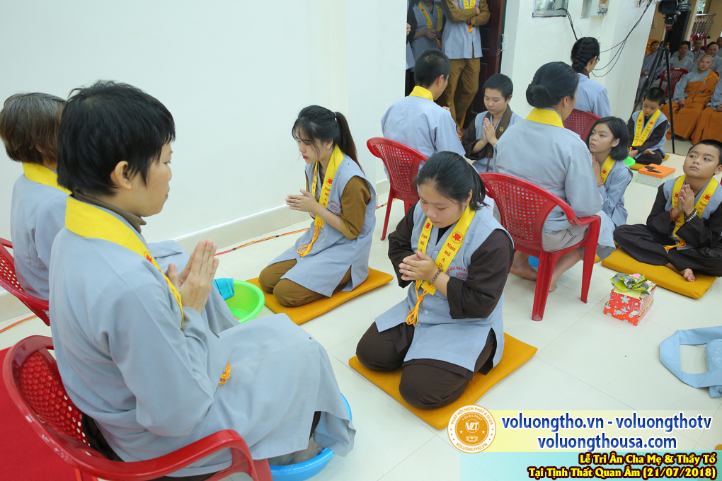 hinh-anh-le-tri-an-ong-ba-cha-me-va-su-truong-ngay-21-7-2018-chua-quan-the-am-duc-trong-lam-dong-23.jpg