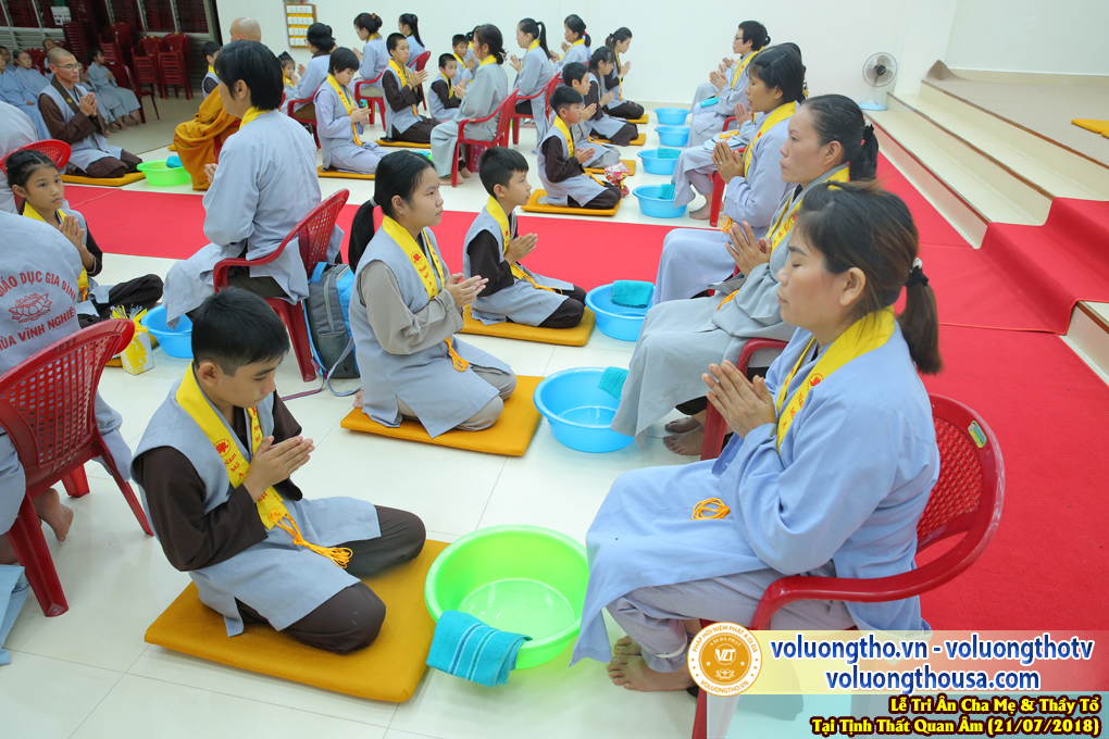 hinh-anh-le-tri-an-ong-ba-cha-me-va-su-truong-ngay-21-7-2018-chua-quan-the-am-duc-trong-lam-dong-24.jpg