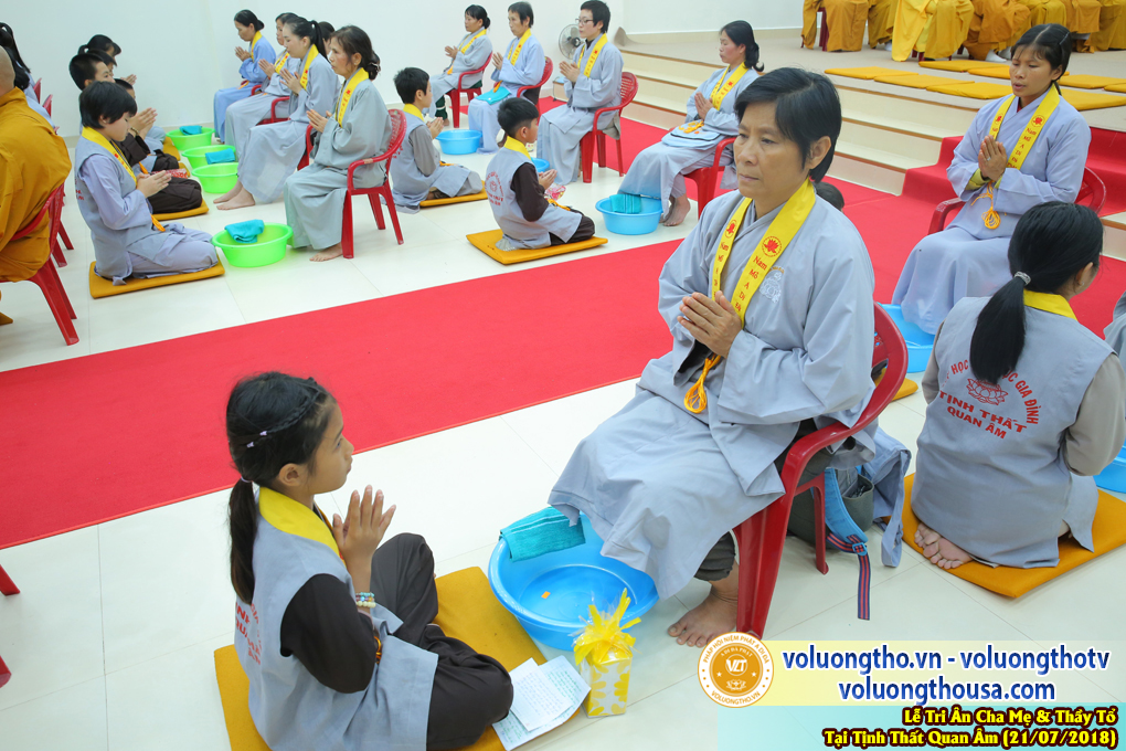 hinh-anh-le-tri-an-ong-ba-cha-me-va-su-truong-ngay-21-7-2018-chua-quan-the-am-duc-trong-lam-dong-25.jpg