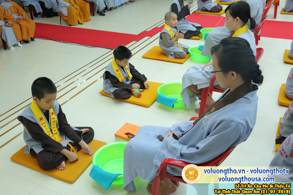 hinh-anh-le-tri-an-ong-ba-cha-me-va-su-truong-ngay-21-7-2018-chua-quan-the-am-duc-trong-lam-dong-26.jpg