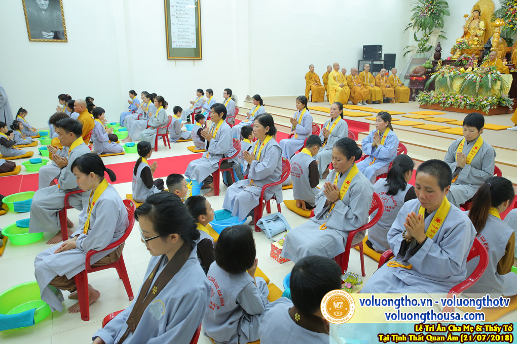hinh-anh-le-tri-an-ong-ba-cha-me-va-su-truong-ngay-21-7-2018-chua-quan-the-am-duc-trong-lam-dong-27.jpg