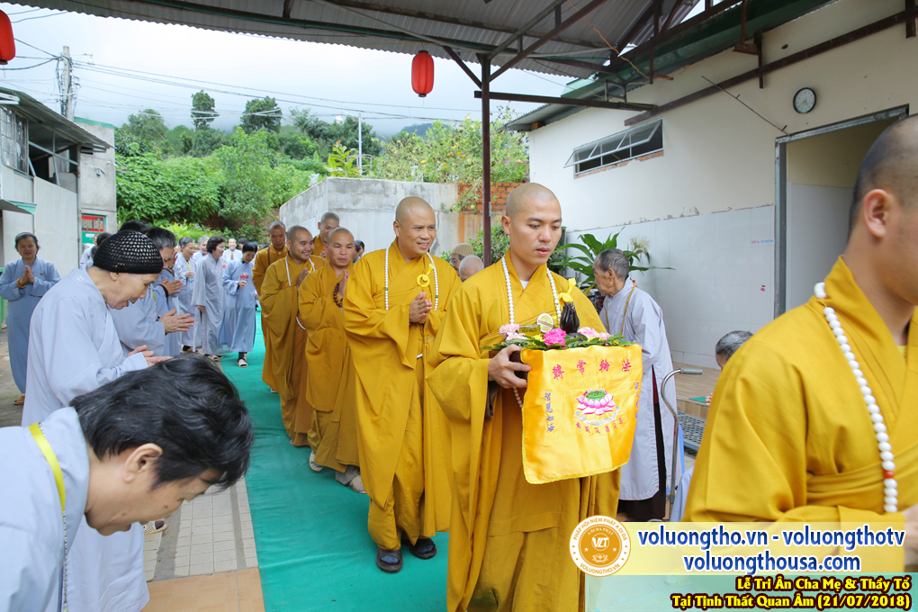 hinh-anh-le-tri-an-ong-ba-cha-me-va-su-truong-ngay-21-7-2018-chua-quan-the-am-duc-trong-lam-dong-29.jpg