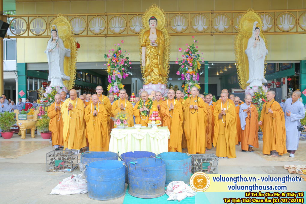 hinh-anh-le-tri-an-ong-ba-cha-me-va-su-truong-ngay-21-7-2018-chua-quan-the-am-duc-trong-lam-dong-3.jpg