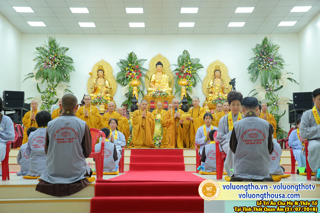 hinh-anh-le-tri-an-ong-ba-cha-me-va-su-truong-ngay-21-7-2018-chua-quan-the-am-duc-trong-lam-dong-30.jpg
