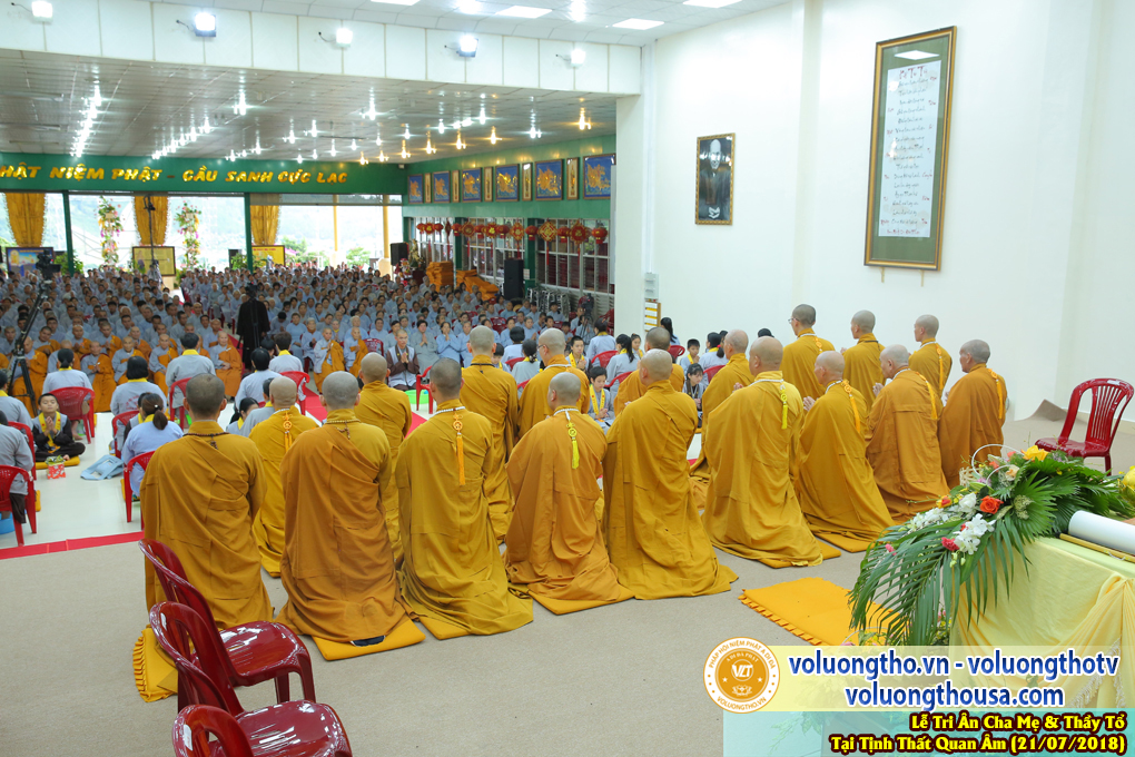 hinh-anh-le-tri-an-ong-ba-cha-me-va-su-truong-ngay-21-7-2018-chua-quan-the-am-duc-trong-lam-dong-34.jpg