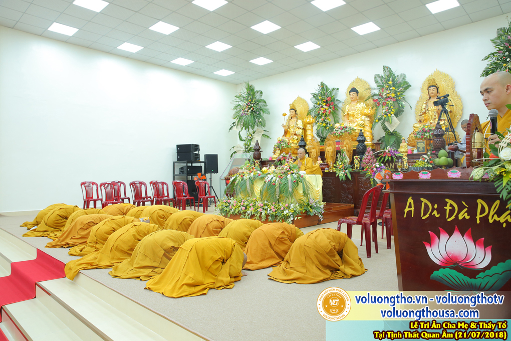 hinh-anh-le-tri-an-ong-ba-cha-me-va-su-truong-ngay-21-7-2018-chua-quan-the-am-duc-trong-lam-dong-36.jpg
