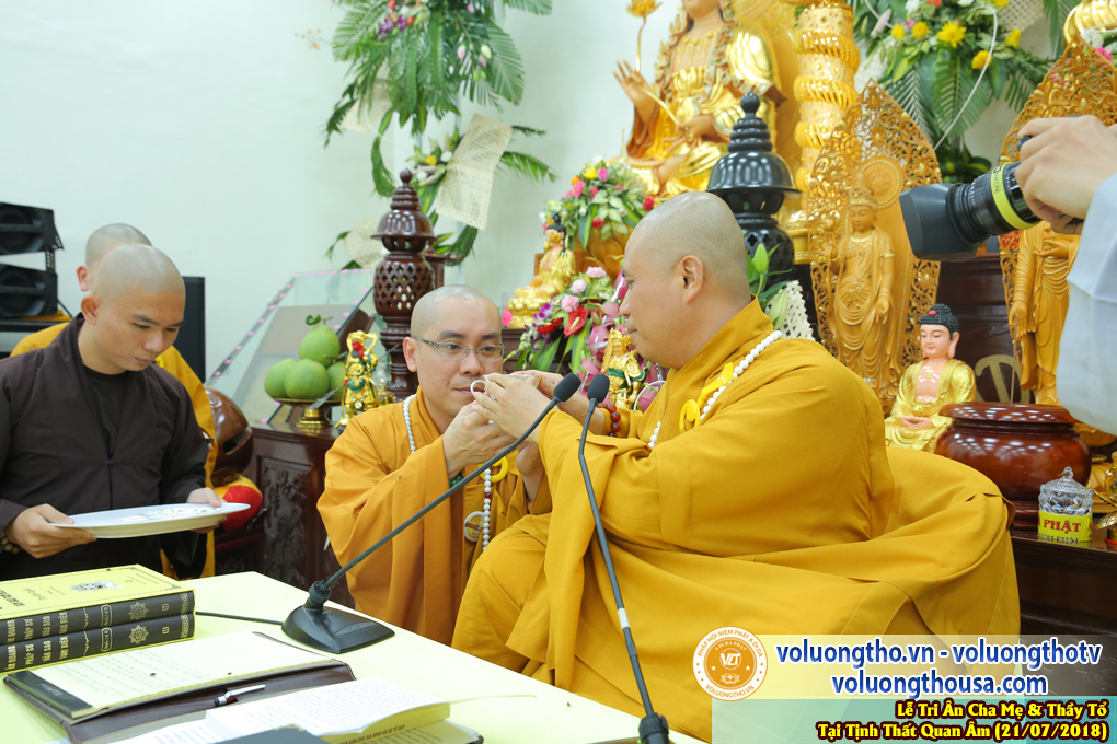 hinh-anh-le-tri-an-ong-ba-cha-me-va-su-truong-ngay-21-7-2018-chua-quan-the-am-duc-trong-lam-dong-38.jpg